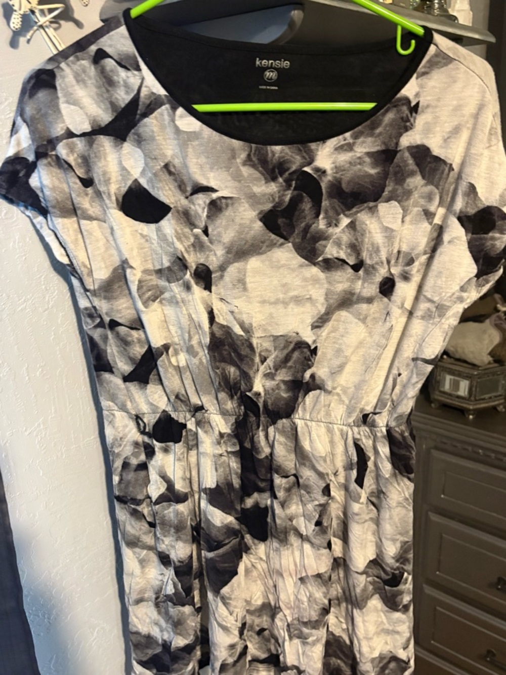 Kensie Black & White Abstract Print Top